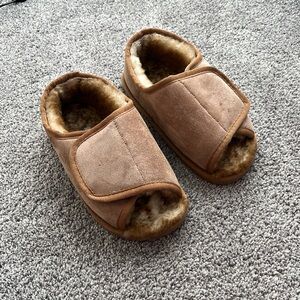 Hammacher Schlemmer Women’s Adjustable Sheepskin Slippers size M ( 6.5 - 7 )